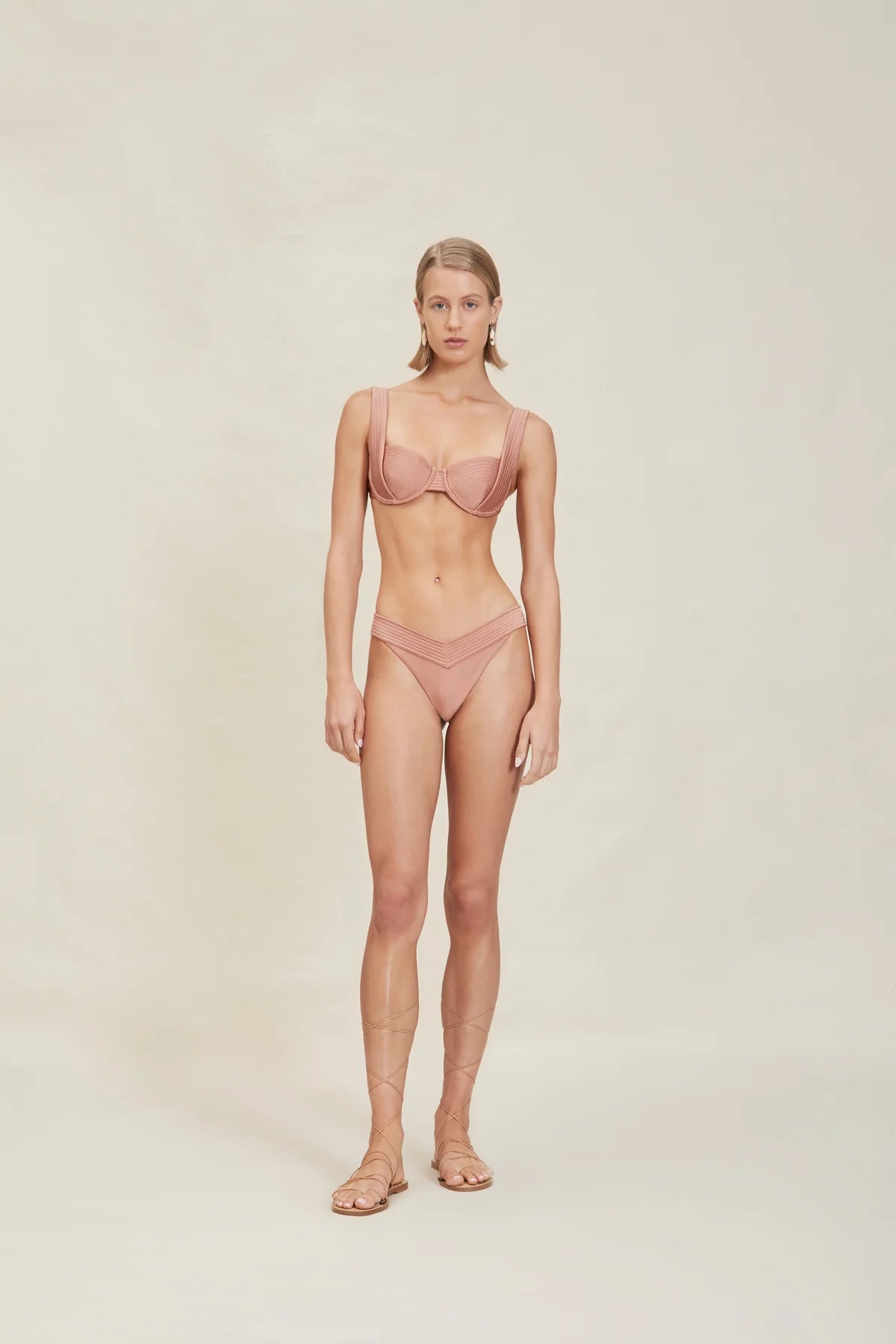 Devon Windsor - Rue Top - Primrose